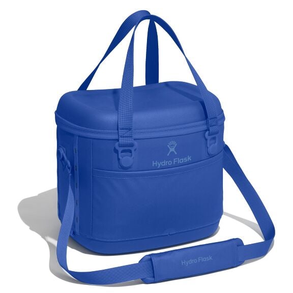 carryouttm-soft-cooler-15-l-k0 12pco382_carryout_cooler_15l_capri_blue_angled_1.jpg