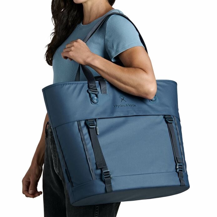carryouttm-soft-cooler-tote-30-l-p6 250815_hydro_s26_hb_14614_2.jpg