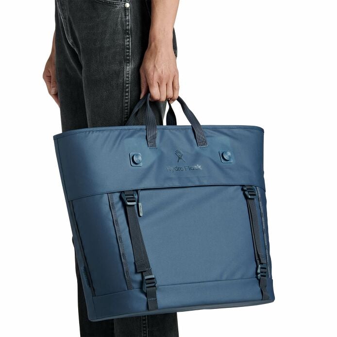 carryouttm-soft-cooler-tote-30-l-p6 250815_hydro_s26_hb_14619_2.jpg