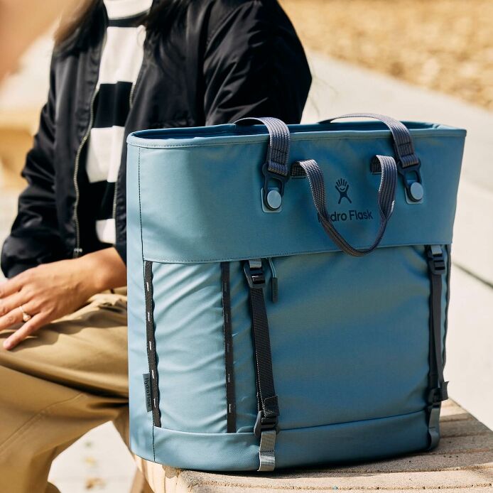 carryouttm-soft-cooler-tote-30-l-p6 hf_carryout_bouwer_d2_l2_parking_soccer_1930_1_1.jpg