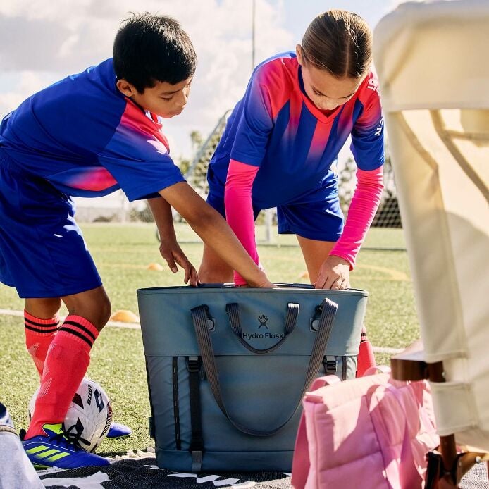 carryouttm-soft-cooler-tote-30-l-p6 hf_carryout_bouwer_d2_l2_parking_soccer_2454_1_1.jpg