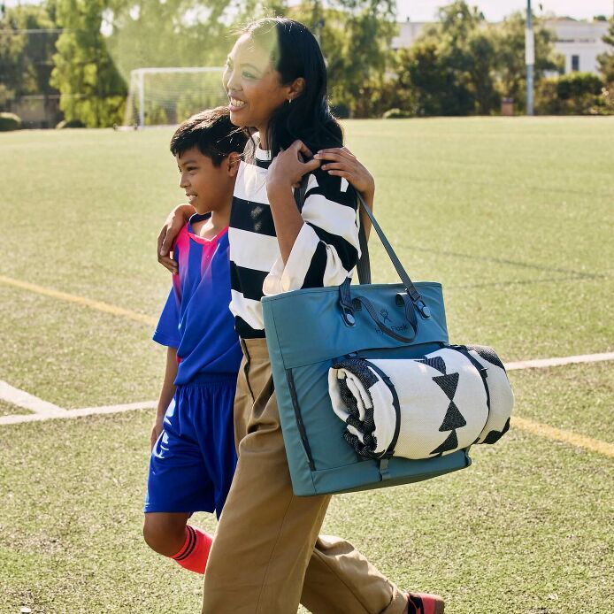 carryouttm-soft-cooler-tote-30-l-p6 hf_carryout_bouwer_d2_l2_parking_soccer_3406_1_1.jpg