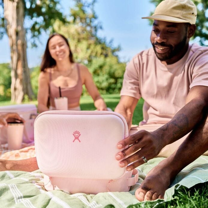 5-l-carry-outtm-lunch-box-e7 hf_s24_trillium_45_1.jpg