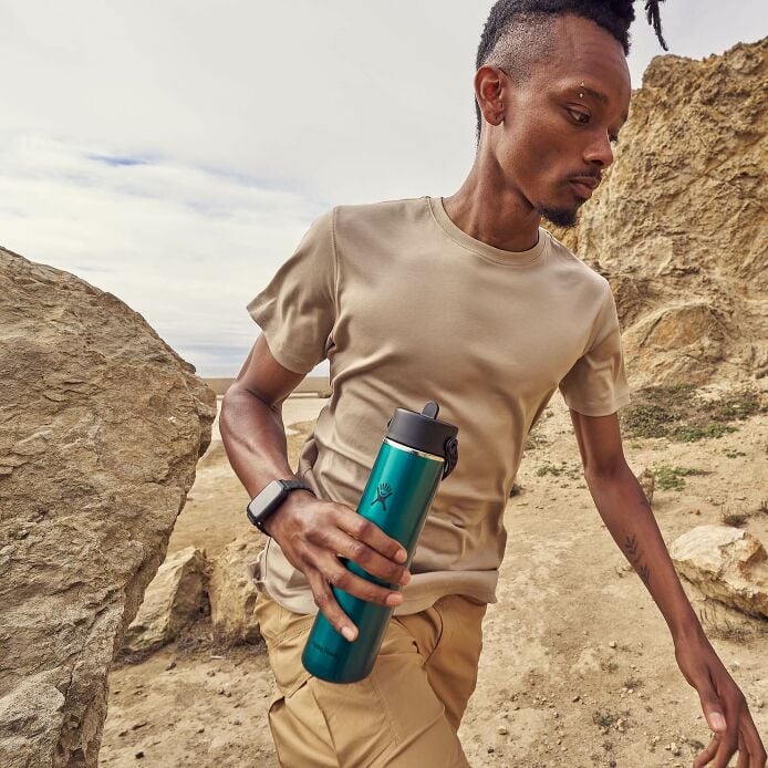 24-oz-lightweight-flex-straw-bottle-p4 hf_s26_lightweight_mcinnis_6828_4.jpg